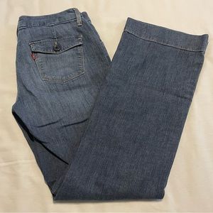Levi’s light wash jeans in SZ. 4m